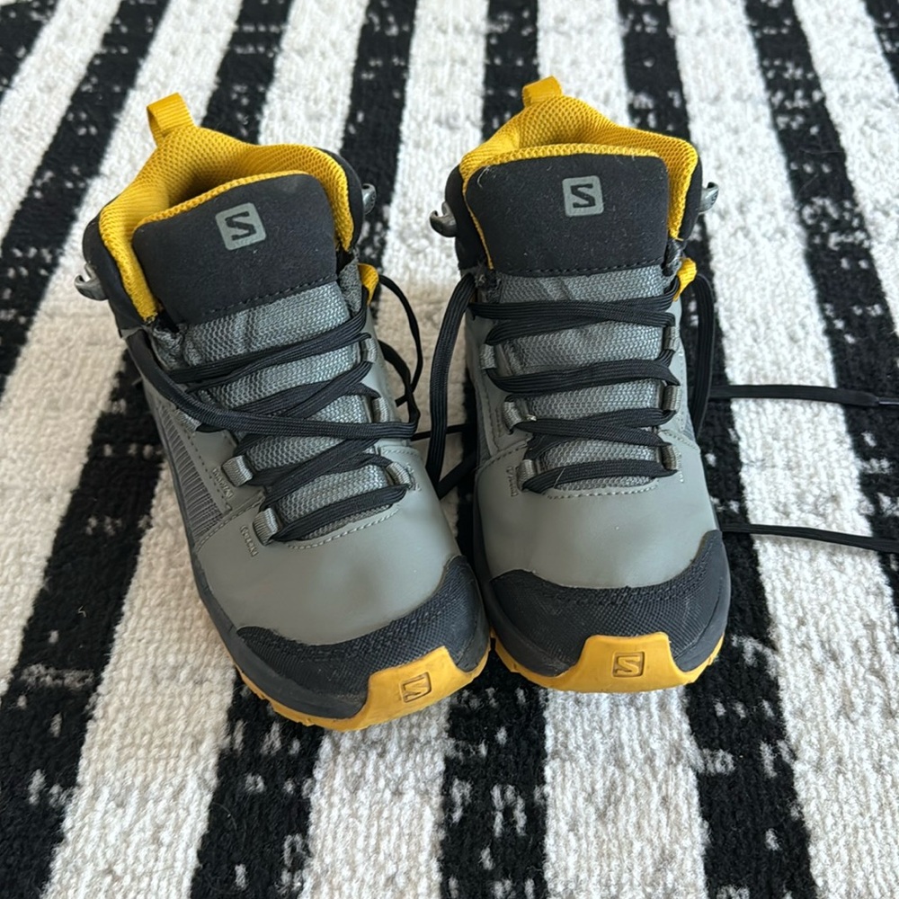 Salomon outward kids hiking shoe